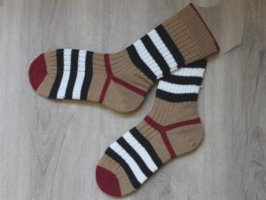 Karamel, rood en zwart-witte sokken maat 39-40