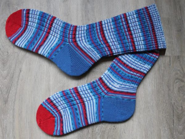 Sokken gebreid in rood, wit en blauw maat 38-39