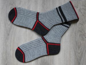 Wollen grijze sokken met rood maat 43-44