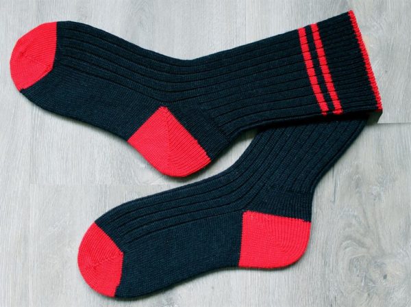 Zwart met rode wollen sokjes