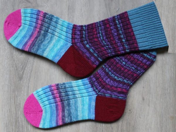 Gebreide sokken met blauwen en roden maat 39-40
