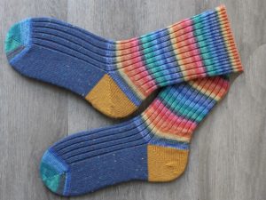 gebreide sokken blauw geel en strepen