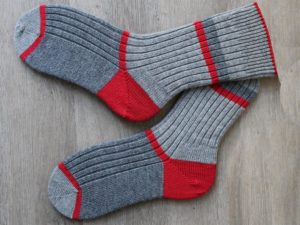 Klassiek grijs met rode sokken