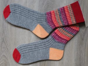 Grijze wollen sokken met rode accenten maat 44-45