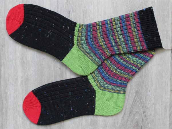 Zwarte sokken met rood en groen maat 46-47