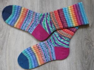 Vrolijke gebreide sokken met veel kleur