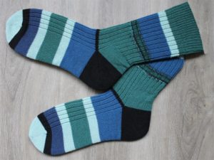 Groen blauwe sokken met zwarte hiel maat 50-51