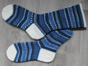 Blauw witte gebreide sokken