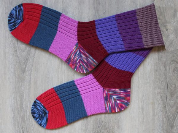 Rood, paars blauwe sokken maat 47-48