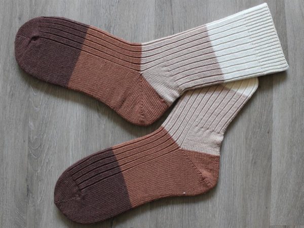 Grote wollen sokken van roomwit naar donkerbruin maat 50-51