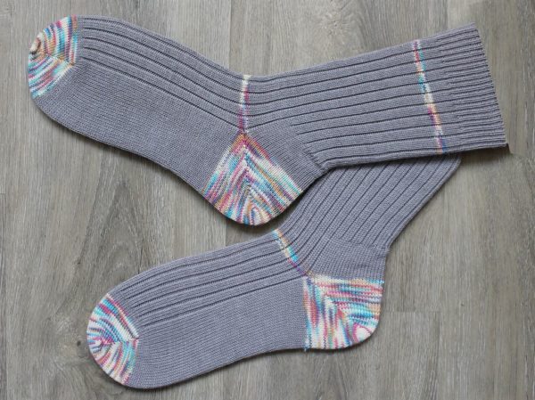 Zilvergrijze sokken met pastel accenten maat 48-49