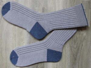 Lichtgrijze wollen sokken met blauwe accenten