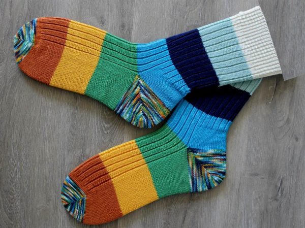 Wollen gebreide sokken in heldere kleuren