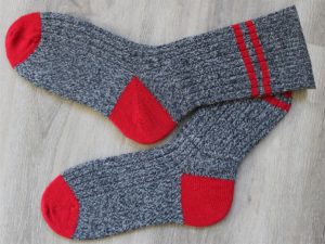 zwart-witte sokken met rode twist