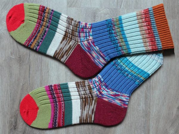 Unieke gebreide wollen sokken van restanten maat 42-43