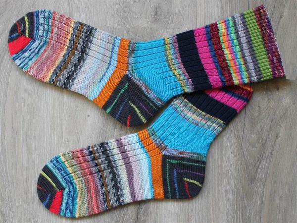 Bonte restjes sokken van wol maat 45-46