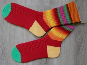 Rood geel groene sokken maat 45-46