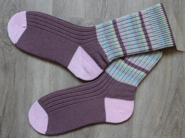 Leverkleurige sokken met een glimmertje in het been maat 40-41