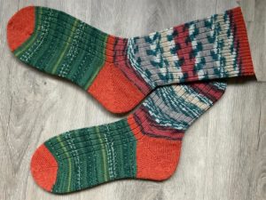 Groen met roestbruine zelf gebreide sokken